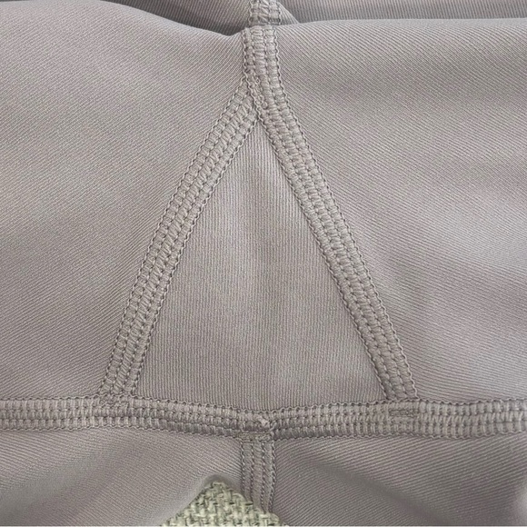 Lululemon Light Purple Scalloped Mesh Leg Leggings Size 2 - Picture 6 of 6